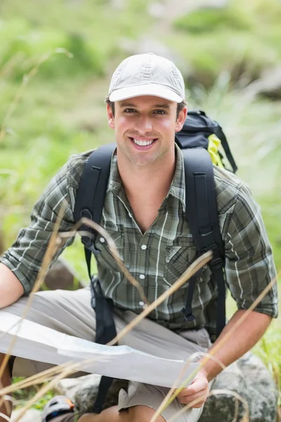 Man with map in forest — Stock Photo, Image