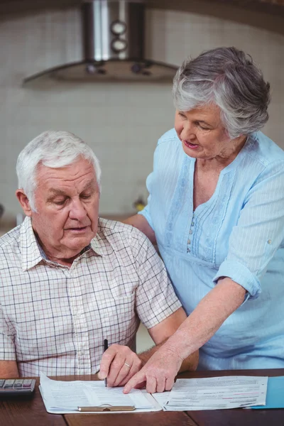 Senior couple calculating bills — Stock Photo, Image