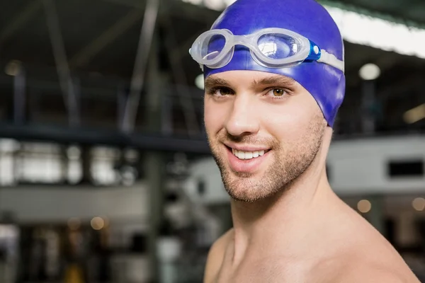 Nuotatore indossando occhiali da nuoto e berretto — Foto Stock