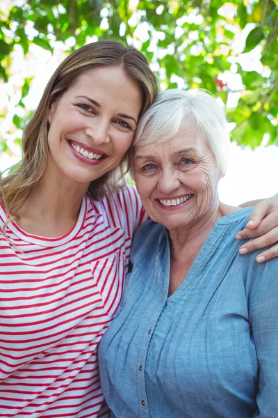 Madre e hija con el brazo alrededor — Foto de Stock