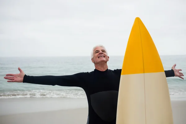 Starszy człowiek z desek surfingowych — Zdjęcie stockowe