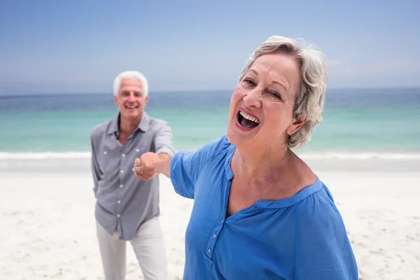 Coppia anziana che tiene la mano sulla spiaggia — Foto Stock