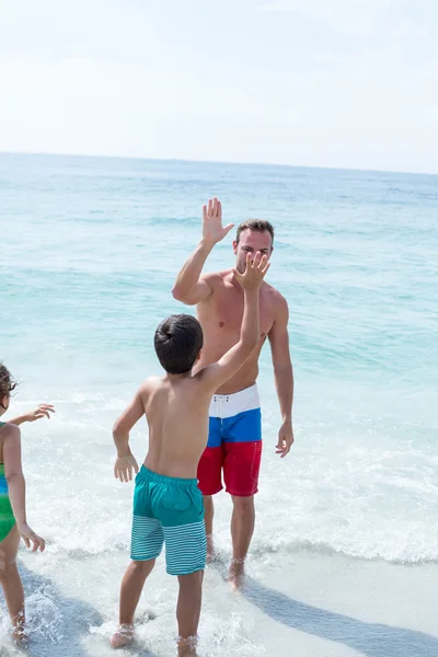 Padre che dà il cinque al figlio — Foto Stock