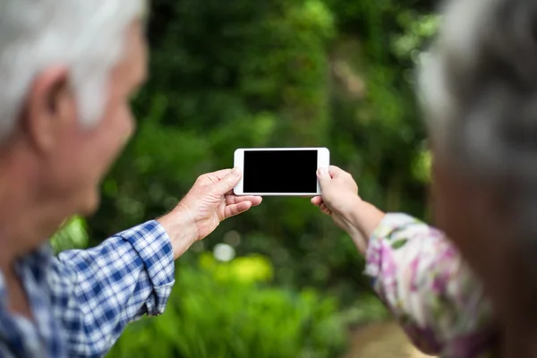 Coppia anziana prendendo selfie — Foto Stock