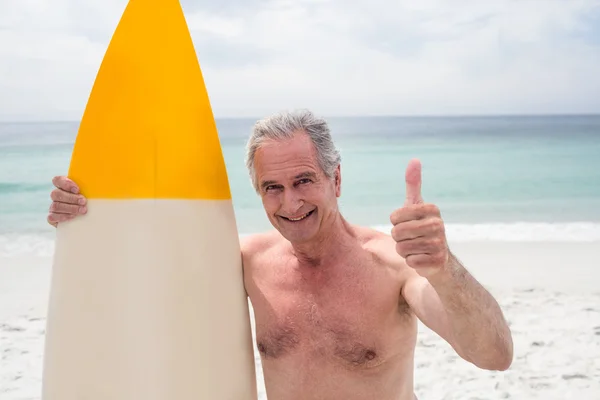 Homme âgé avec planche de surf — Photo