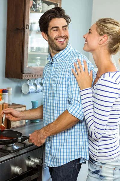 Casal preparando comida na cozinha — Fotografia de Stock