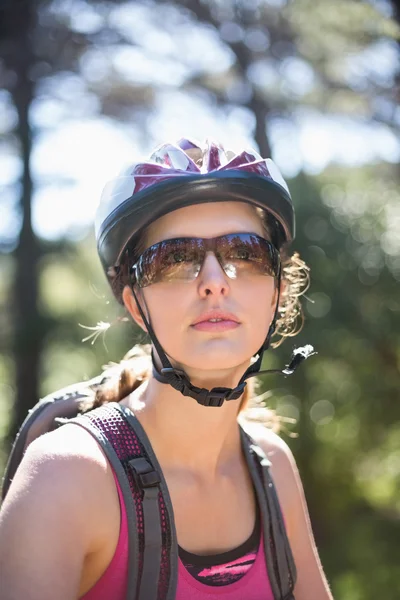 Mulher cuidadosa usando capacete — Fotografia de Stock