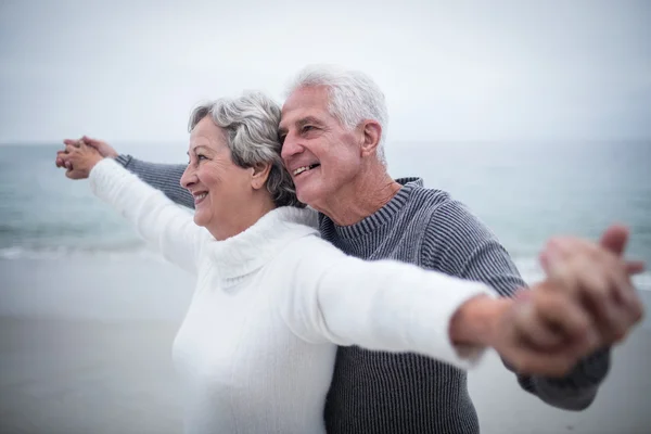 Couple aîné avec les bras tendus — Photo