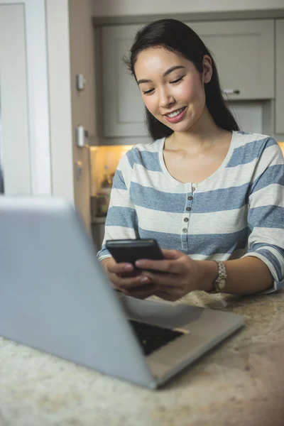 Glückliche Frau tippt am Telefon — Stockfoto