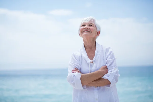 Šťastný starší žena s rukama zkříženýma — Stock fotografie