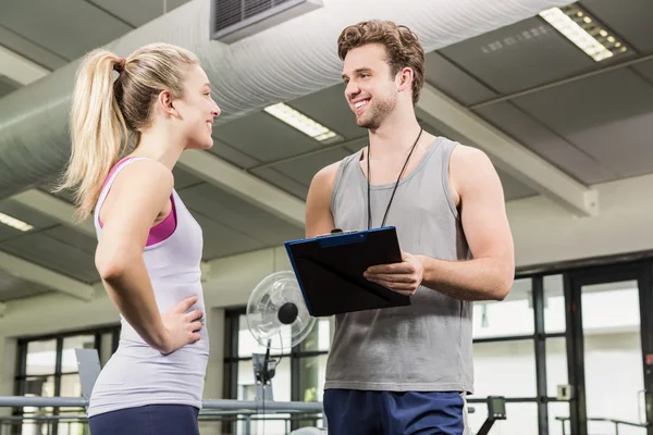 Trainer talking to woman after workout — Stock Photo, Image