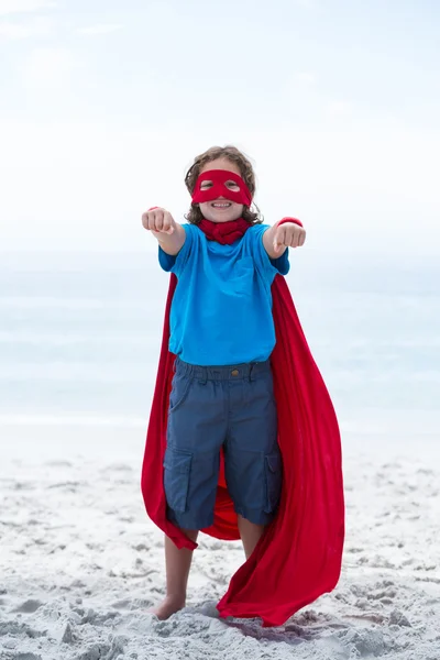 Garçon en costume de super héros à la plage — Photo