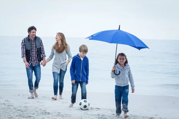 Família caminhando na costa do mar — Fotografia de Stock