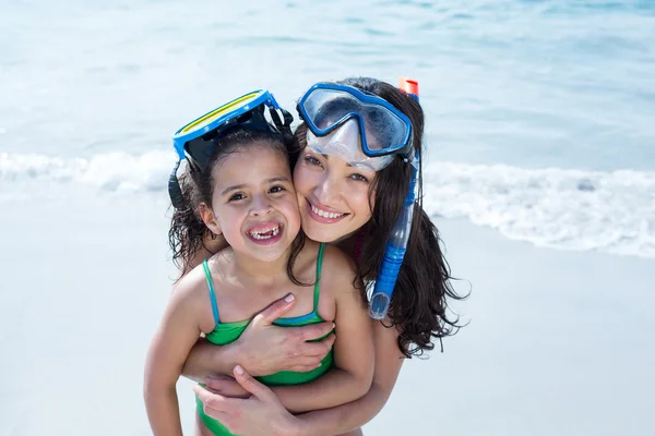 Mère et fille portant des lunettes de plongée — Photo