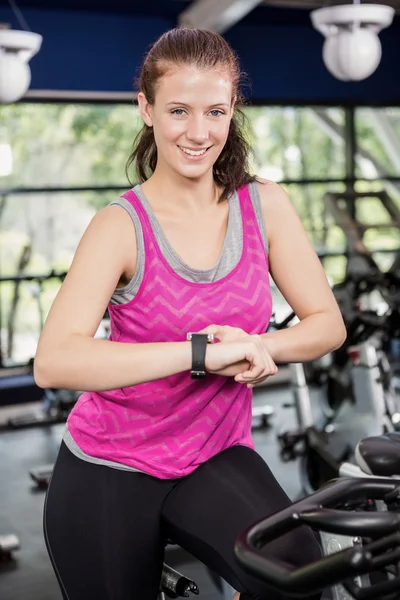 Vrouw met behulp van slimme horloge — Stockfoto