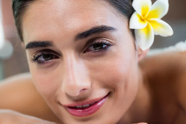 Mulher deitada na mesa de massagem — Fotografia de Stock