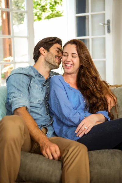 Casal jovem abraçando uns aos outros — Fotografia de Stock