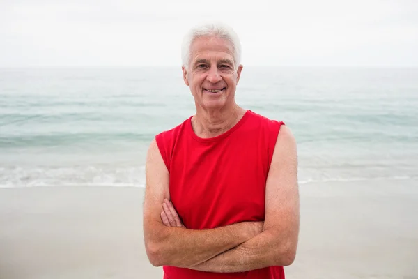 Starší muž na pláži — Stock fotografie