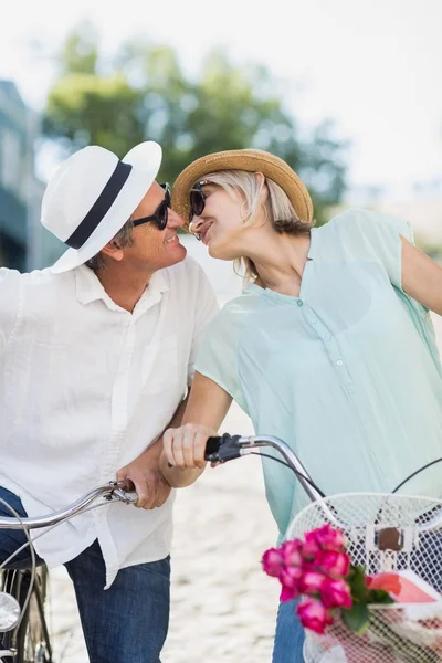 Sorridente coppia in procinto di baciare — Foto Stock