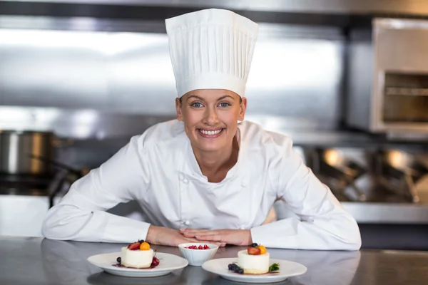 Vrouwelijke chef-kok in commerciële keuken — Stockfoto