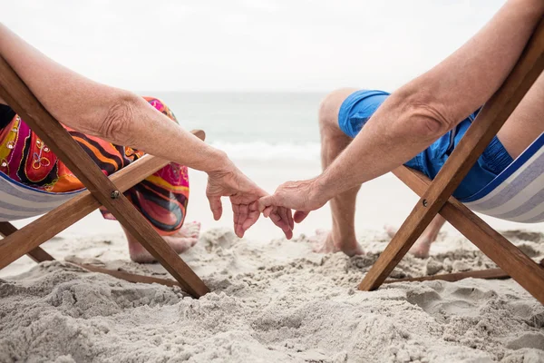 Pareja sentada en tumbonas en la playa —  Fotos de Stock