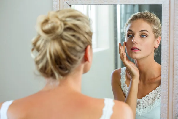 Frau überprüft ihre Haut im Badezimmer — Stockfoto