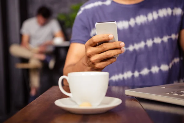 Man använda sin smartphone — Stockfoto