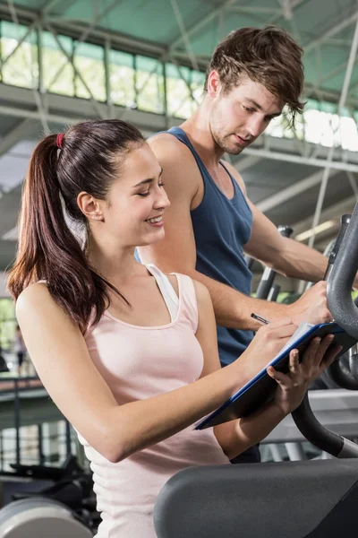 Trainer schreibt auf Klemmbrett — Stockfoto