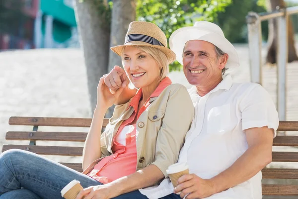 Paret tittar bort när man sitter på bänken — Stockfoto