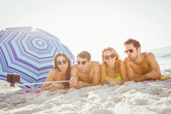 Amici felici che si fanno un selfie — Foto Stock