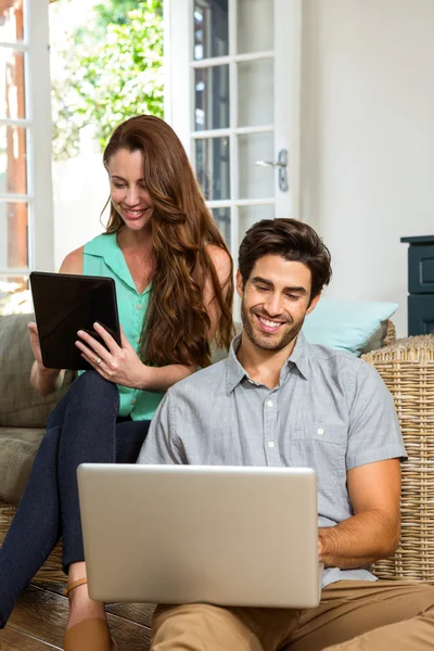 Paar nutzt Tablet und Laptop — Stockfoto