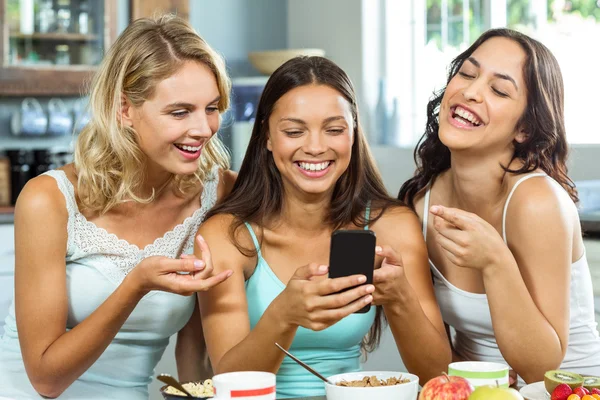 Mujeres alegres mirando fotos —  Fotos de Stock
