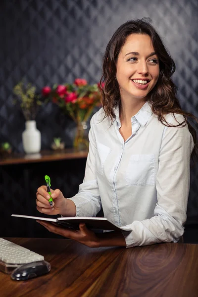 Geschäftsfrau schreibt an Planer — Stockfoto