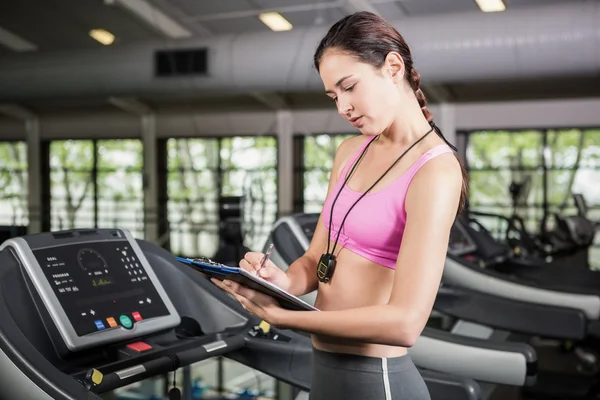 Trainer schrijven op een Klembord — Stockfoto