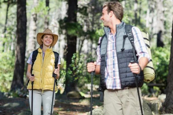 Usmívající se žena, zatímco pěší turistika — Stock fotografie