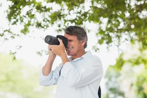 Hombre usando cámara — Foto de Stock
