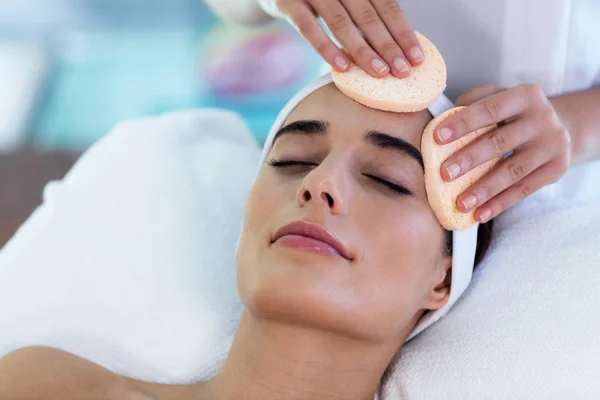 Masseuse cleaning woman face — Stock Photo, Image