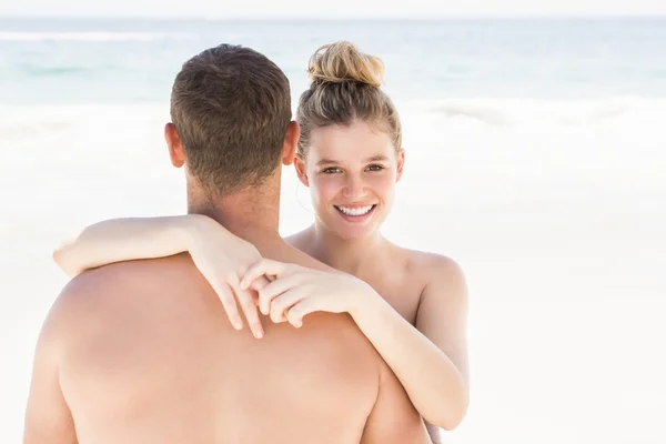 Casal abraço na praia — Fotografia de Stock