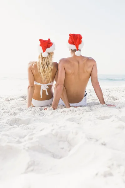 Couple wearing santa hats — Stock Photo, Image