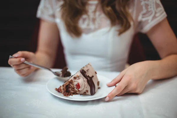 Frau mit Wüste im Teller — Stockfoto