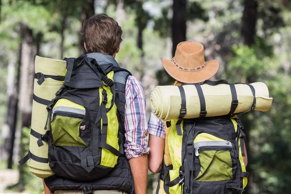 Pareja con mochila senderismo — Foto de Stock