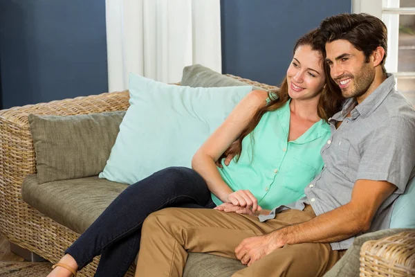 Paar sitzt zusammen auf Sofa — Stockfoto