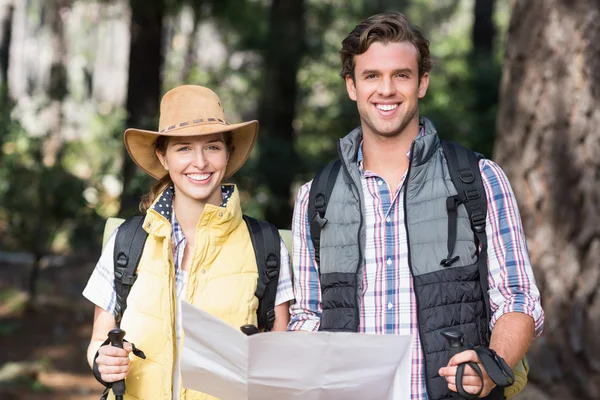 Pasangan dengan peta selama hiking — Stok Foto