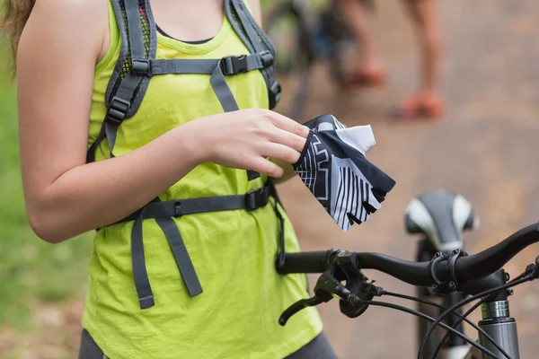 Radfahrerin mit Handschuhen — Stockfoto