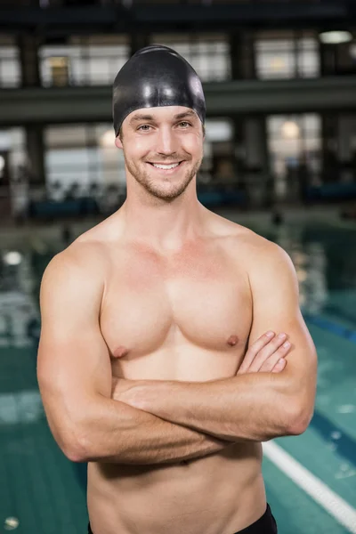 Nadador em pé junto à piscina — Fotografia de Stock