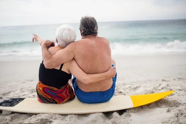 Seniorenpaar sitzt auf Surfbrett — Stockfoto