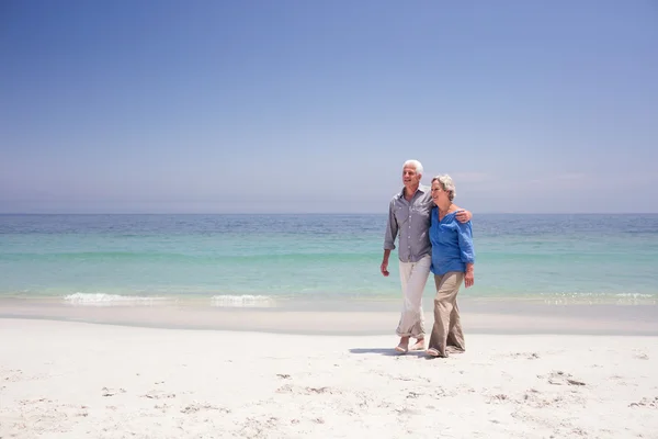 Coppia passeggiando sulla spiaggia — Foto Stock