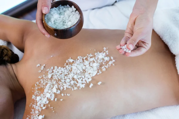 Mulher desfrutando de massagem esfoliante de sal — Fotografia de Stock
