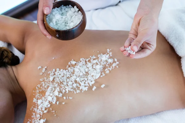 Mujer disfrutando de masaje exfoliante de sal —  Fotos de Stock