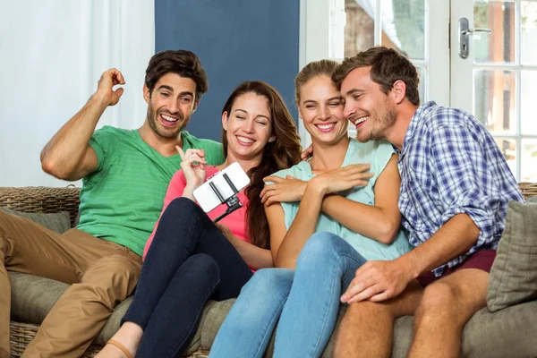 Gruppo di amici che scattano selfie — Foto Stock